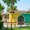 Edificio colorato con scritta 