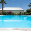 Piscina all'aperto con palme attorno.