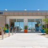 Ingresso moderno a un edificio sulla spiaggia.