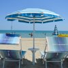 Sedie a sdraio e ombrelloni su una spiaggia.