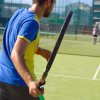 Persona che gioca a tennis su un campo all'aperto.