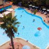 Piscina grande con lettini e ombrelloni.